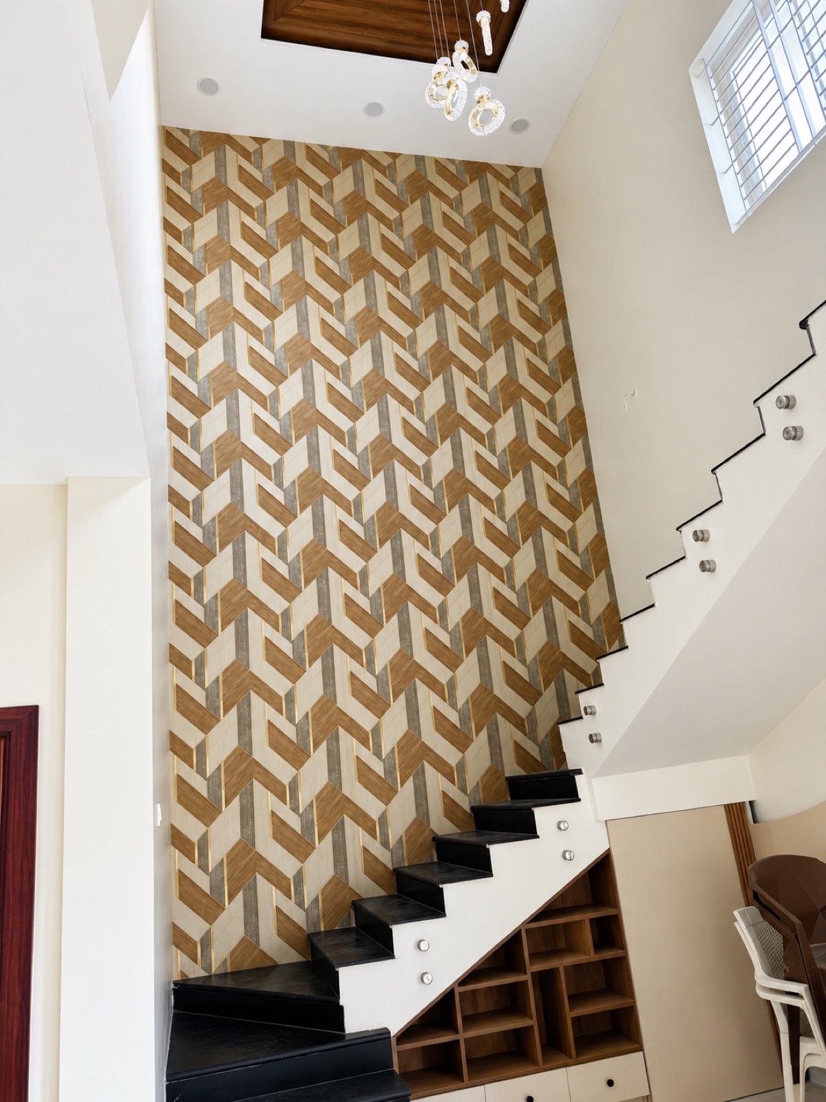 Sculptural Staircase & Foyer